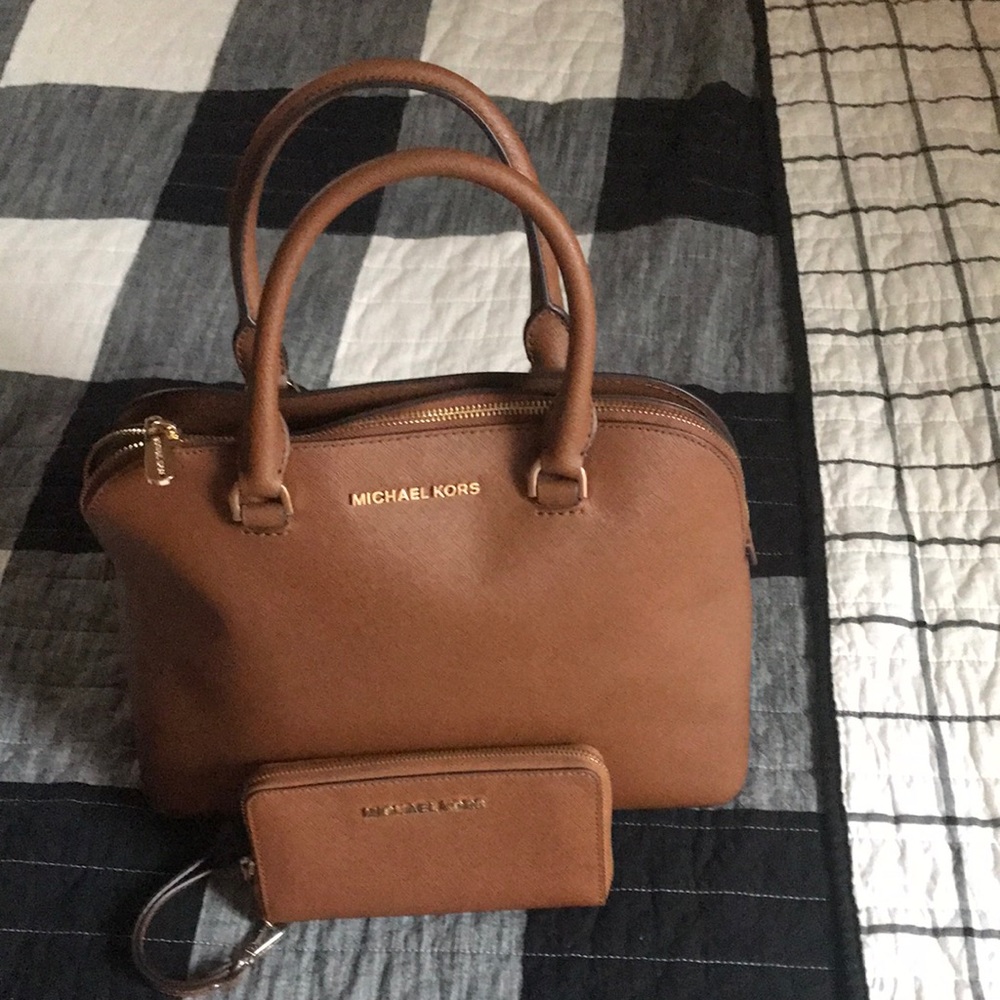 🔥🔥🔥Michael Kors dome handbag